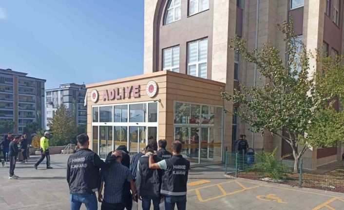 Kahramanmaraş’ta aranan 2 hükümlü yakalanıp cezaevine gönderildi