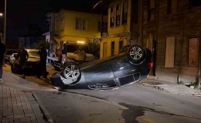 Kaldırıma çarpan otomobil takla attı