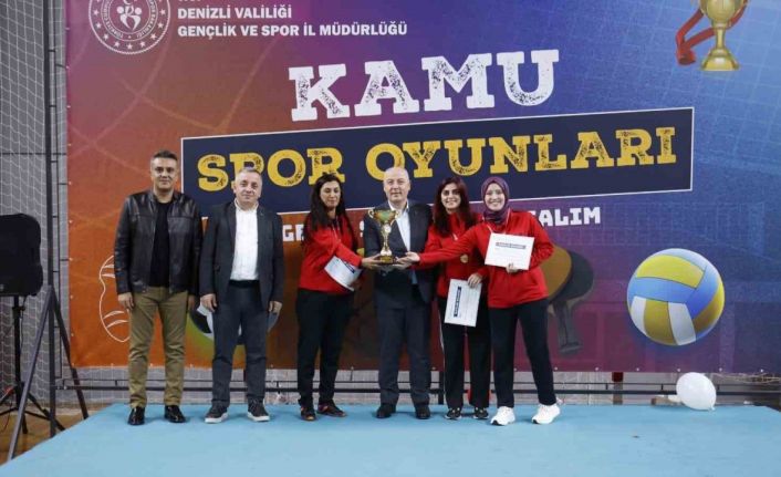 Kamunun şampiyonları kupalarını aldı