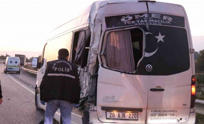 Kamyon emniyet şeridinde bekleyen işçi servisine çarptı: 1 ölü