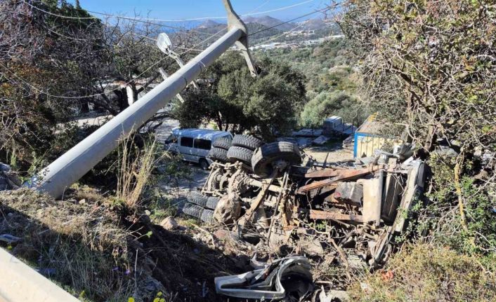 Kamyon şarampole devrildi, sürücü mahsur kaldı