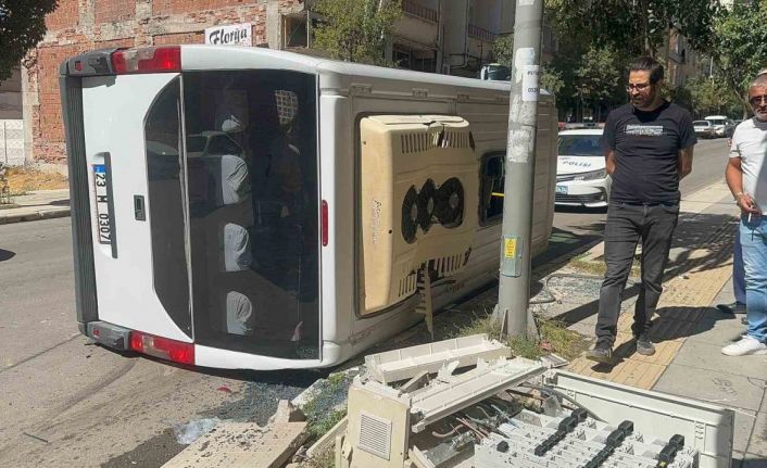 Kamyonet ile çarpışan yolcu minibüsü devrildi