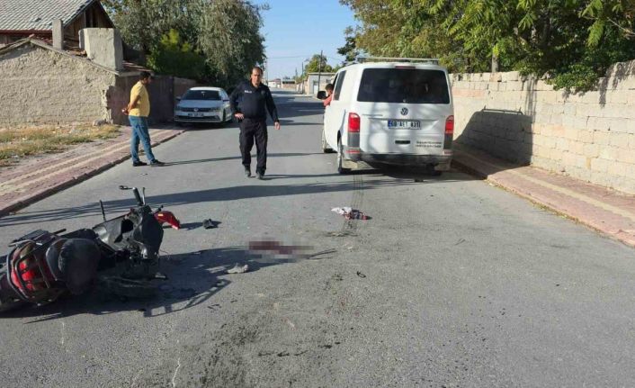 Kamyonet ile motosiklet çarpıştı: Anne ve iki çocuğu ağır yaralı