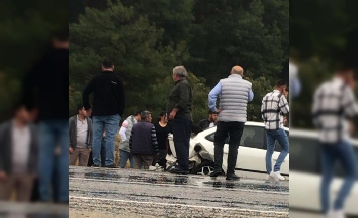 Kamyonet ile otomobilin çarpıştığı kazada 5 kişi yaralandı