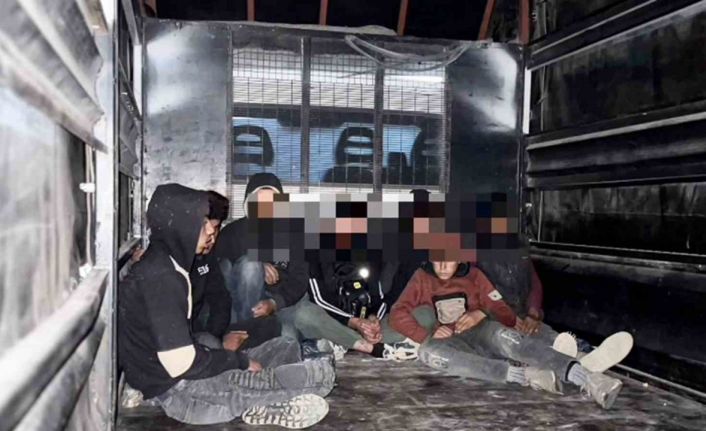 Kamyonet kasasında taşınan 8 göçmen yakalandı