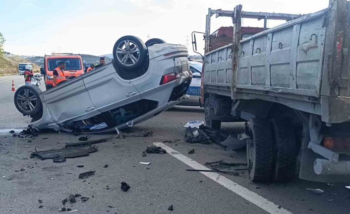 Kamyonete çarpan araç takla attı: 2 yaralı