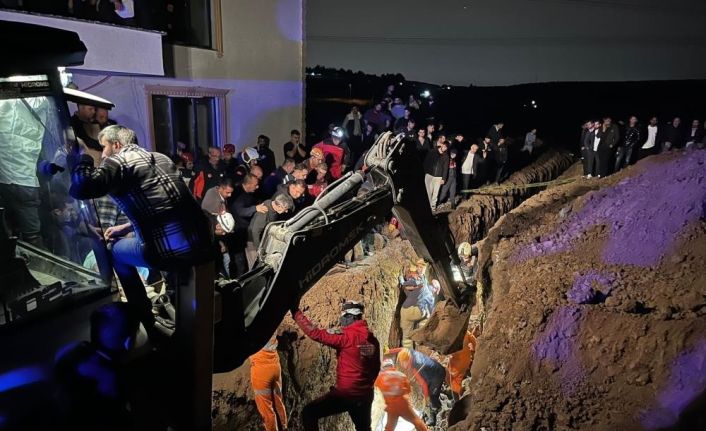 Kanalizasyon çukuru kazarken göçük altında kalan iki kardeş toprağa verildi