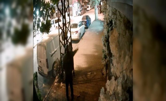 Kapalı olan kuaförün camlarına yumurta fırlattı