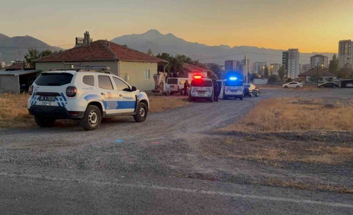 Kar maskeli saldırganlar baba ve oğlunu vurdu: 2 yaralı