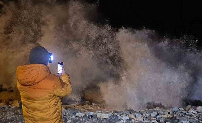 Karadeniz’de dalgaların boyu 8 metreyi aştı