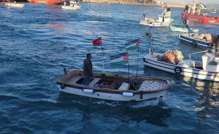 Karadeniz’e açılan balıkçılardan Filistin’e özgürlük çağrısı