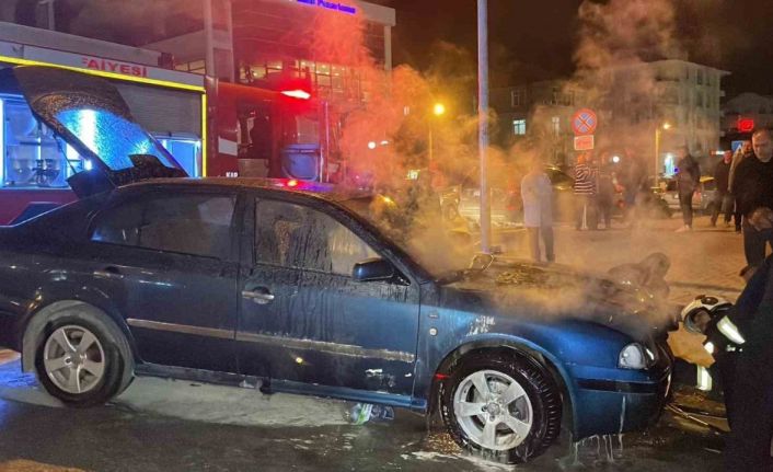 Karaman’da seyir halindeki otomobil alev alarak yandı