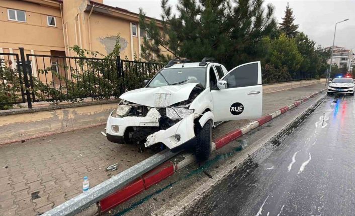 Karaman’da yağış nedeniyle kontrolden çıkan pikap aydınlatma direğini devirdi