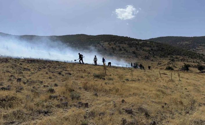 Karapınar’da ot yangını ormana sıçramadan söndürüldü
