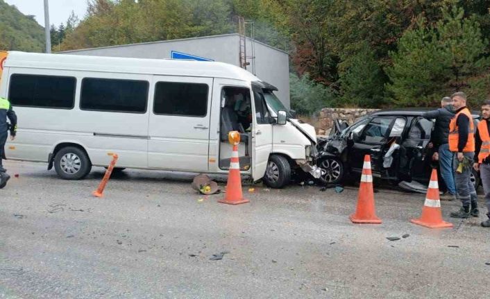 Karşı şeride geçen minibüsle otomobil kafa kafaya çarpıştı: 1 yaralı