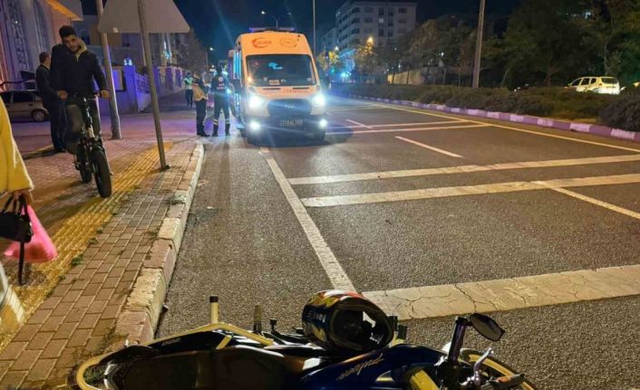 Karşıdan karşıya geçmeye çalışan yayaya motosiklet çarptı: 2 yaralı