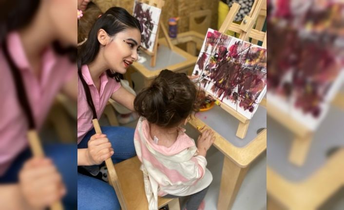Karşıyaka’nın sanatçı öğretmeni, çocuklara sevgiyi, tuvale hayali işliyor