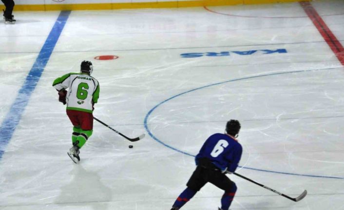 Kars’ta buz hokeyi heyecanı
