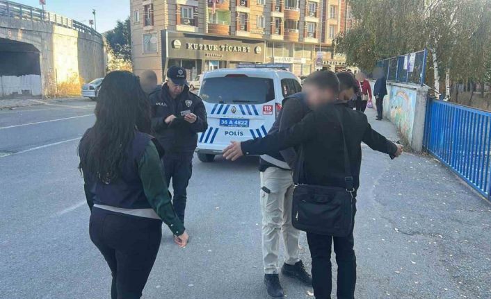 Kars’ta okul önlerinde uygulamalar sıklaştırıldı