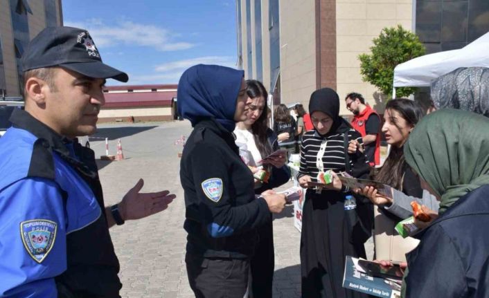 Kars’ta polis üniversite öğrencilerini bilgilendirdi
