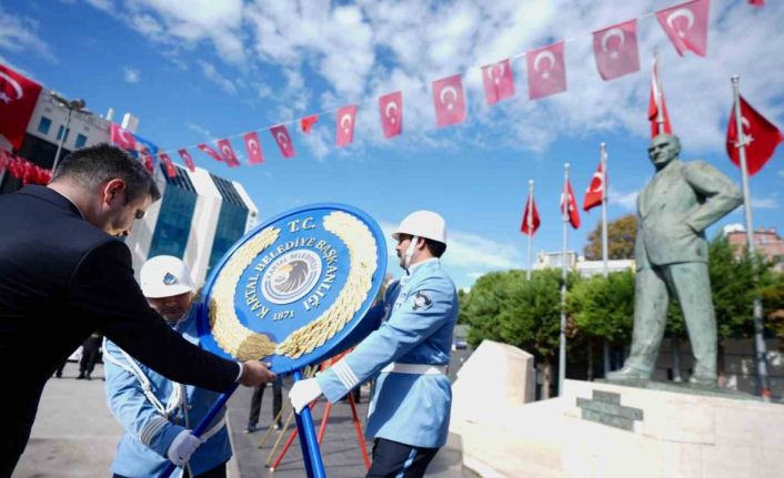 Kartal’da 29 Ekim coşkusu Atatürk Anıtı’nda başladı