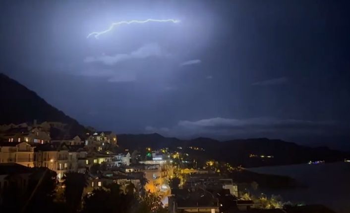Kaş’ta şimşekler geceyi gündüze çevirdi: Muhteşem doğa olayı kameraya yansıdı