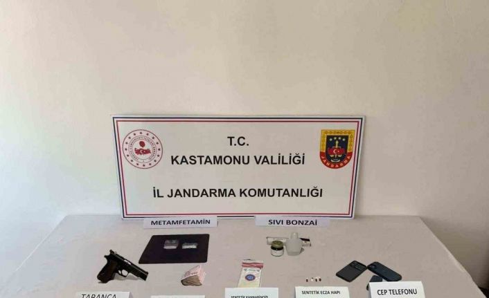 Kastamonu’da binlerce sentetik ecza hapıyla yakalanan 2 kişi tutuklandı