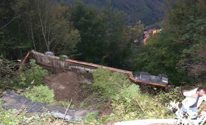 Kastamonu’da iş makinesi yüklü tır şarampole devrildi: 1 yaralı