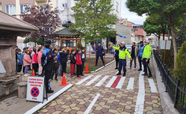 Kastamonu’da öğrencilere uygulamalı trafik eğitimi veriliyor
