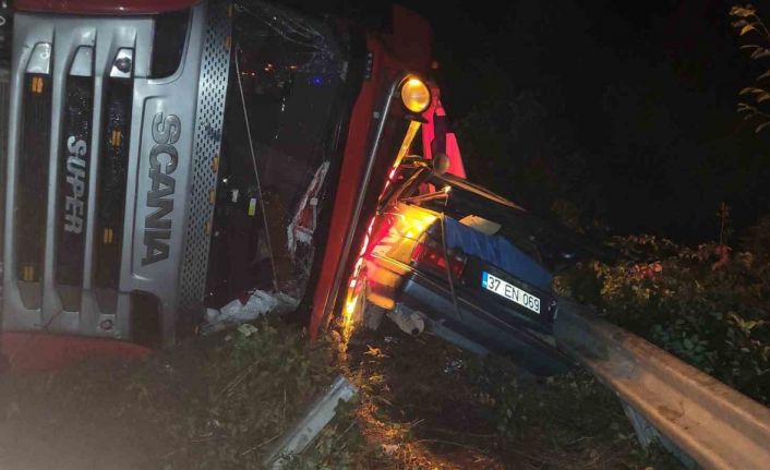 Kastamonu’da tır otomobilin üzerine devrildi: 2 yaralı