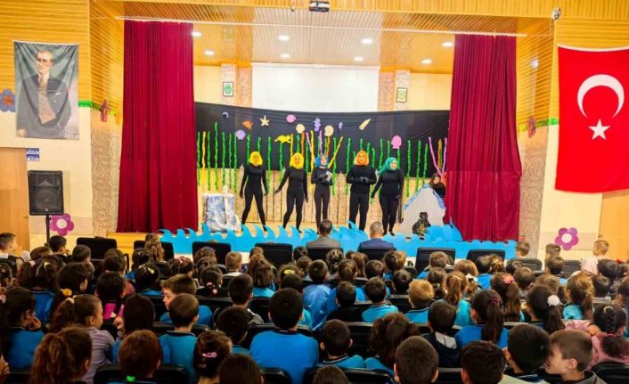 Kavaklıdere’de gönüllü gençlerden miniklere tiyatro keyfi