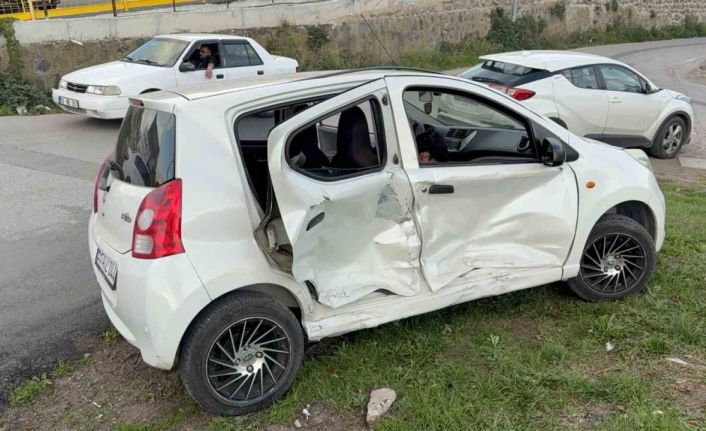 Kavşakta iki otomobil çarpıştı: 2 yaralı