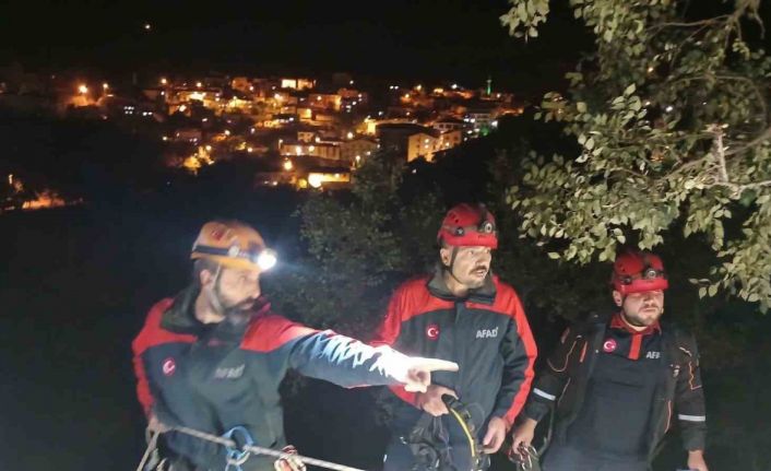 Kayalıklarda mahsur kalan şahıs AFAD ekiplerince kurtarıldı