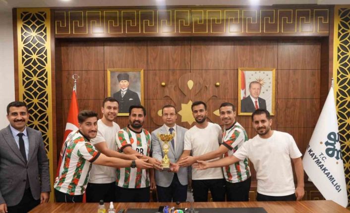 Kaymakam Baycar, şampiyon takımları makamında ağırladı
