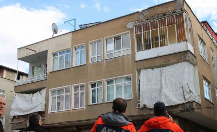 Kayseri’de 3 katlı bina yıkılma tehlikesi nedeniyle boşaltıldı