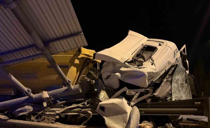 Kayseri’de tır bariyerlere girdi: 1 yaralı