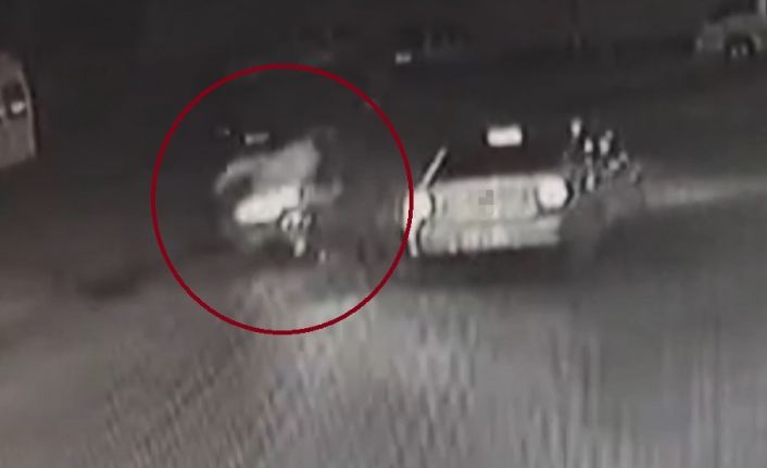 Kaza anı kamerada: Otomobil ile motosiklet çarpıştı