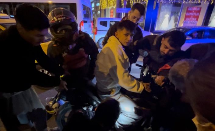 Kaza sonrası genç sürücünün ayağı motosikletin pedal demirine sıkıştı