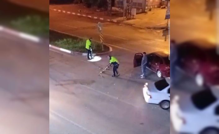 Kaza sonrası trafik polisi yolu süpürgeyle temizledi