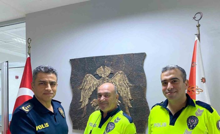 Kaza sonrası yolu süpüren trafik polislerine Emniyet Müdürü’nden teşekkür