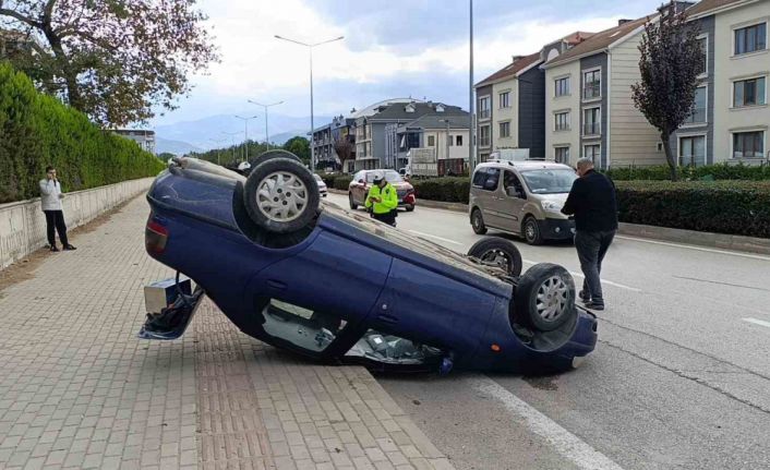 Kaza yapan otomobil takla atarak ters durdu: 1 yaralı
