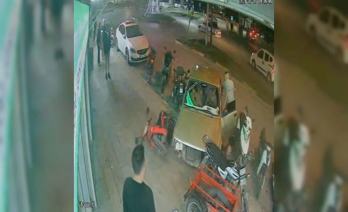 Kaza yaptıkları aracı bırakıp kaçtılar: Kaza anı güvenlik kamerasında