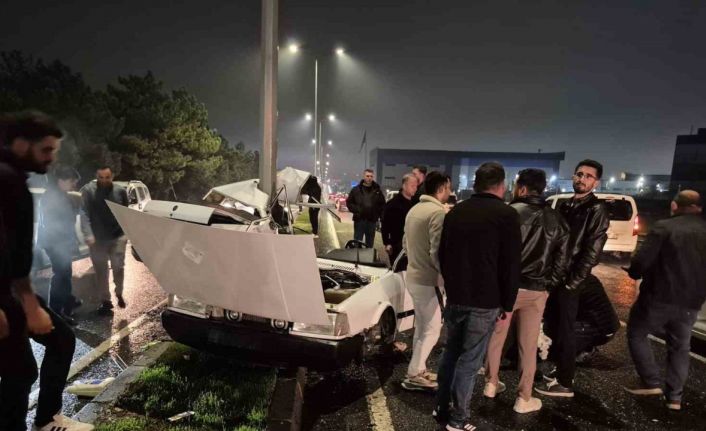 Kazada Fiat Tofaş ortadan ikiye ayrıldı: 1 yaralı