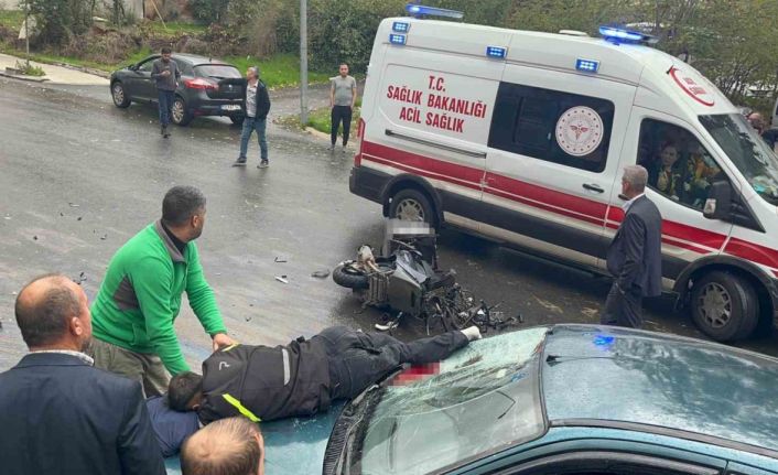 Kazada motosiklet otomobilin üzerine düştü: 1’i ağır 2 yaralı