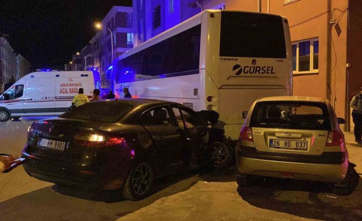 Kazaya karışan iki otomobil park halindeki otobüse çarptı: 1 yaralı