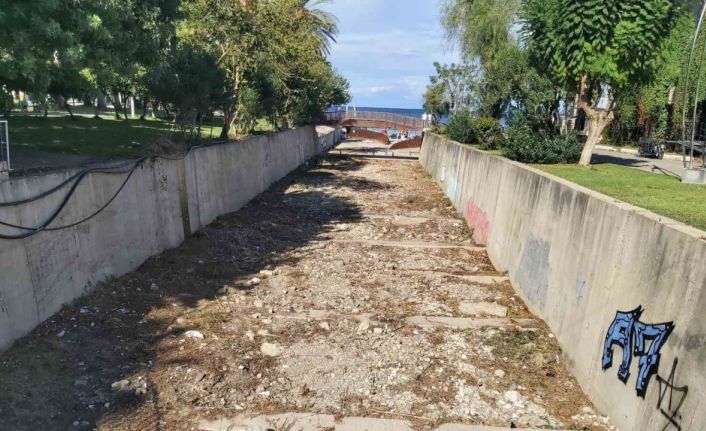 Kemer Belediyesi’nden kış öncesi dere temizliği