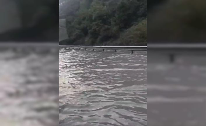 Kemerburgaz yolu göle döndü, araçlar güçlükle ilerledi