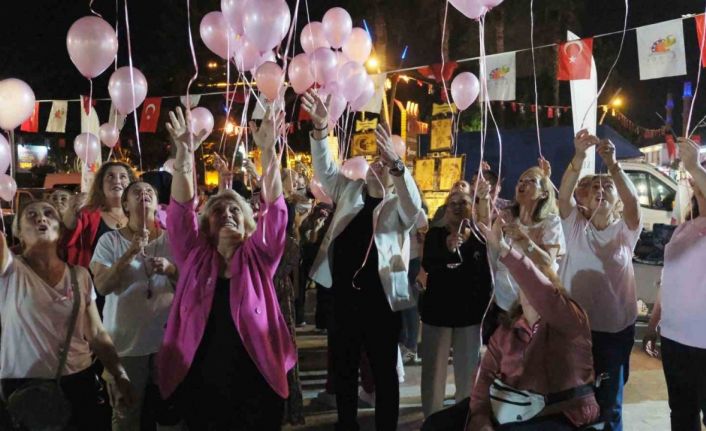 Kemer’de kadınlar gökyüzüne pembe balonlar bıraktı
