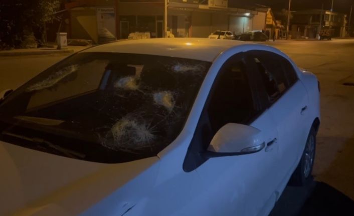 Kiraladığı otomobilin camlarını kırdı