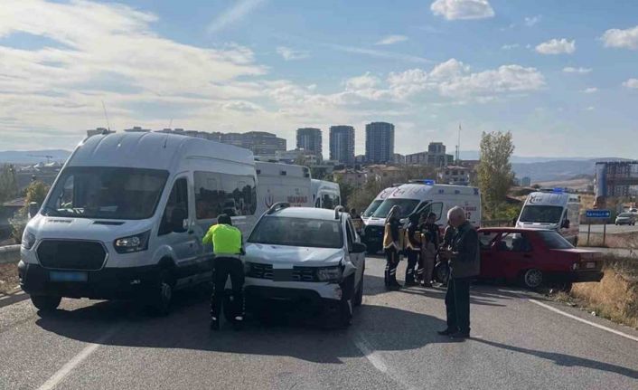 Kırıkkale’de iki otomobil kafa kafaya çarpıştı: 4 yaralı